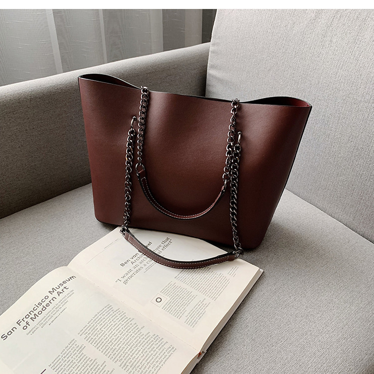 The 2020 new Korean-style chain tote bag with large capacity for women is a versatile and fashionable summer shoulder bag details Picture
