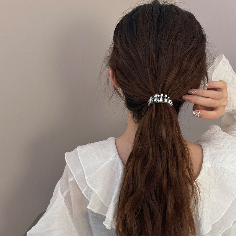 Silver telephone line hair band for women 2024, a new, high-end and cool style, wind power coil hair band, leather band hair accessory for women Application Scenario