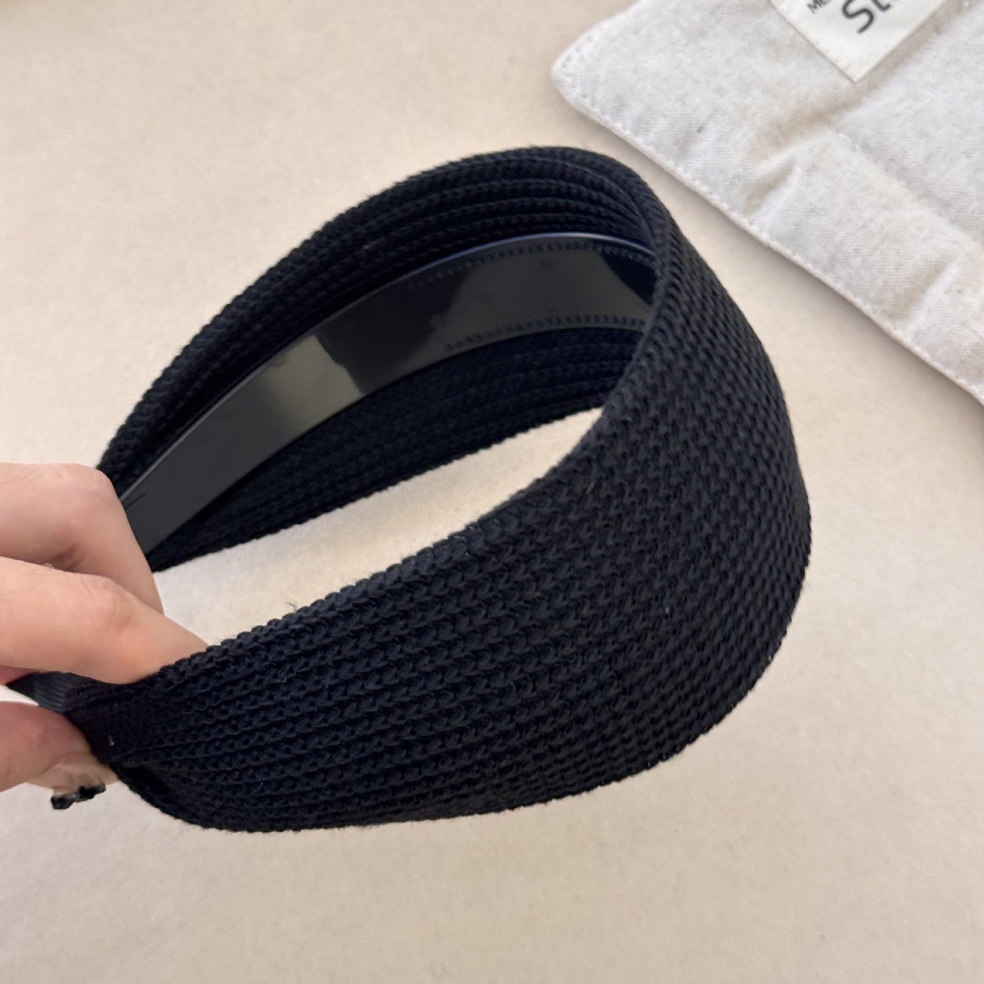 The wide-brimmed knitted headband of the same style as Yi Mengling's is a new versatile Korean woolen headband. It's a fashionable headband for women to go out in autumn and winter undefined