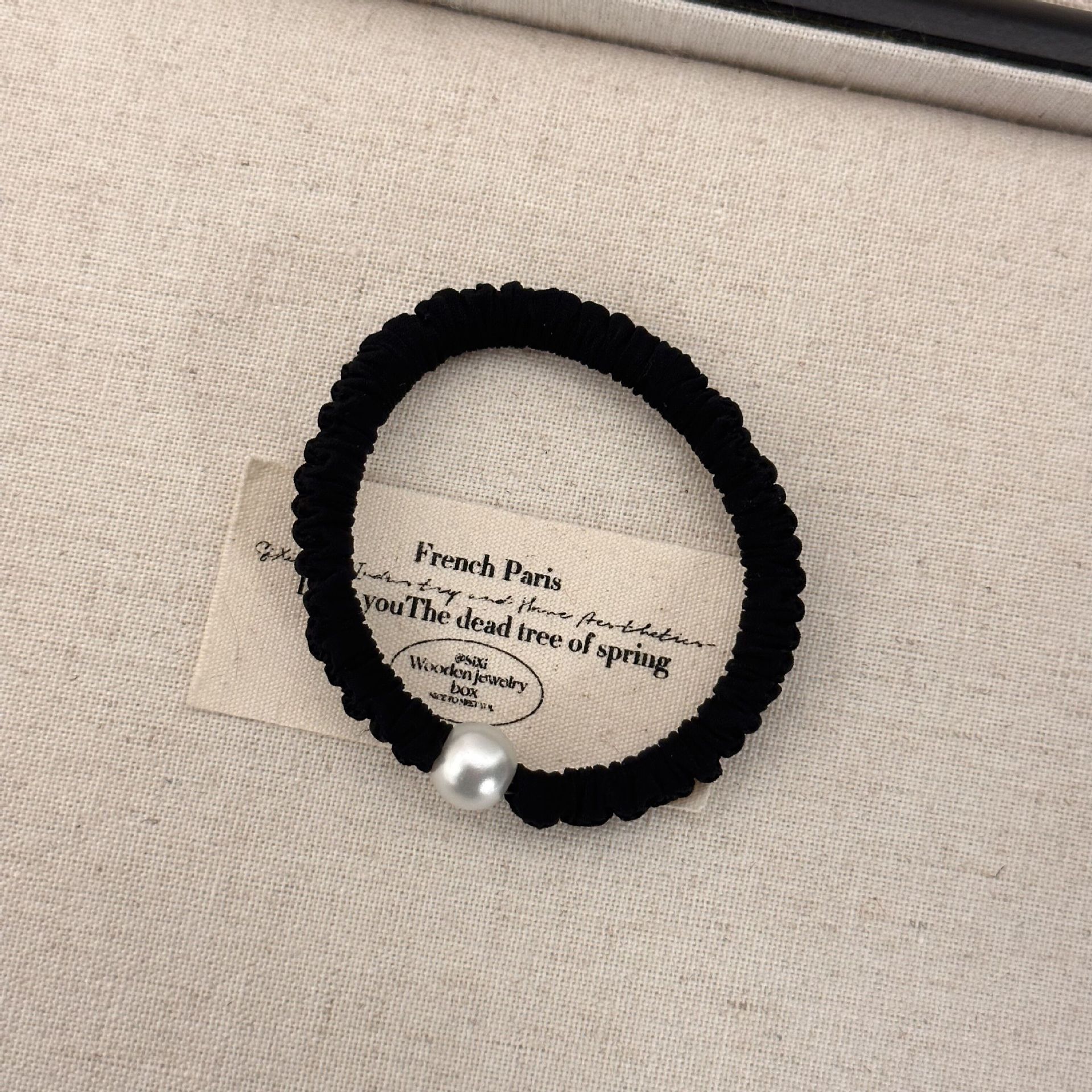 The Korean version of the exquisite hair band blogger has the same large and small pearl stud hair band, ponytail and bun hairstyle, and a cute hair band girl undefined