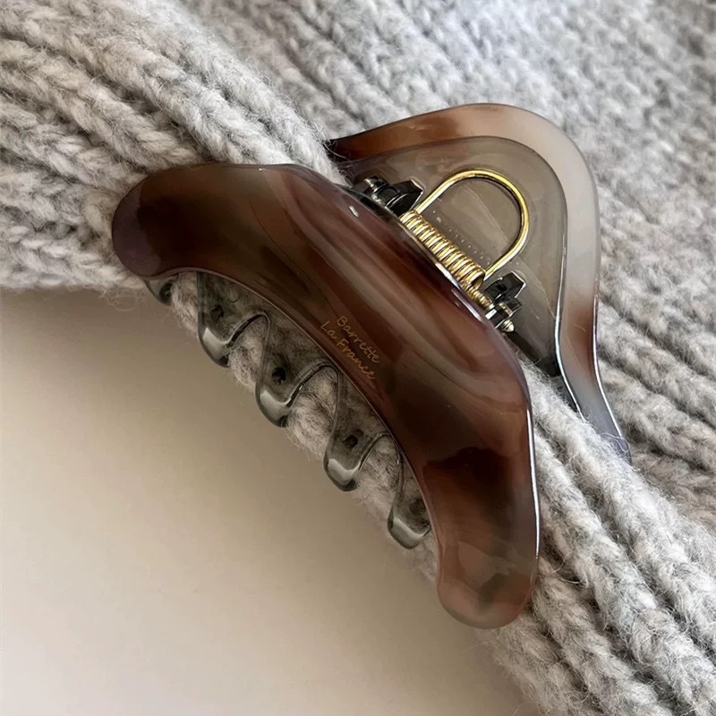High-quality acetic acid triangle clip women's 2026 new high-end style, shark clip hair clip, semi-tied hair accessory Application Scenario