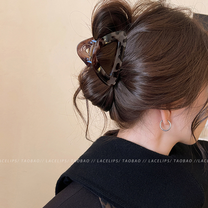 Korean-style simple triangular claw clip for women, grey tortoiseshell spotted high ponytail shark clip at the back of the head, 2024 new style hair clip Specification image