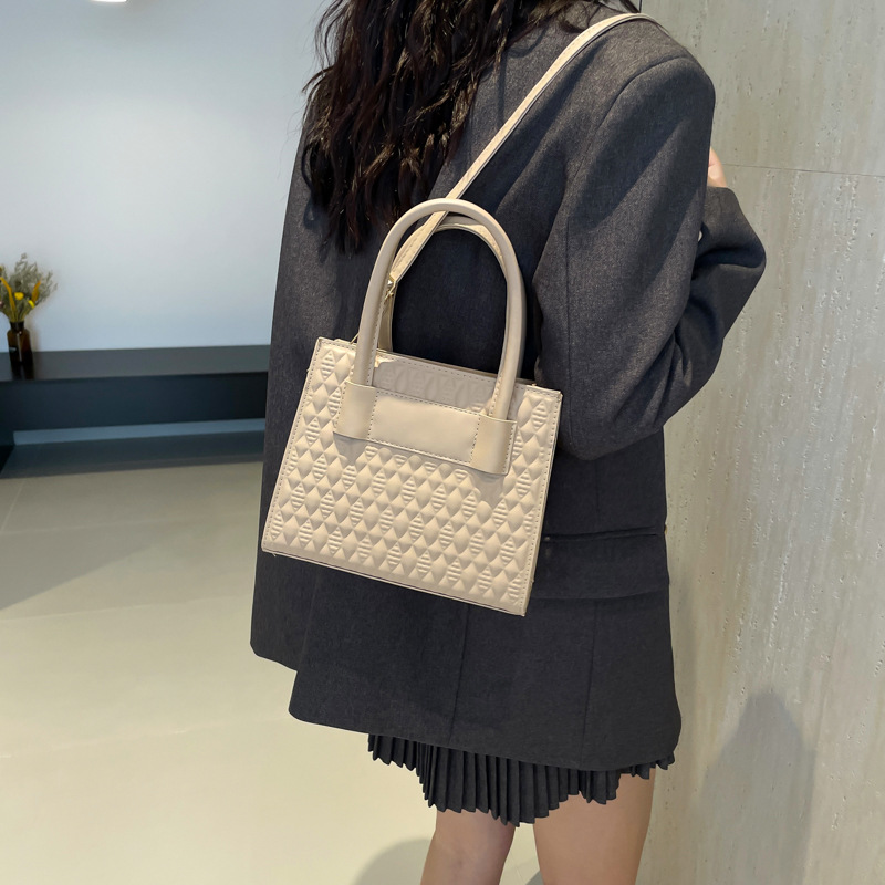 Korean style fashionable handbag for women 2024 autumn new versatile embossed single-shoulder bag, elegant commuting crossbody bag details Picture