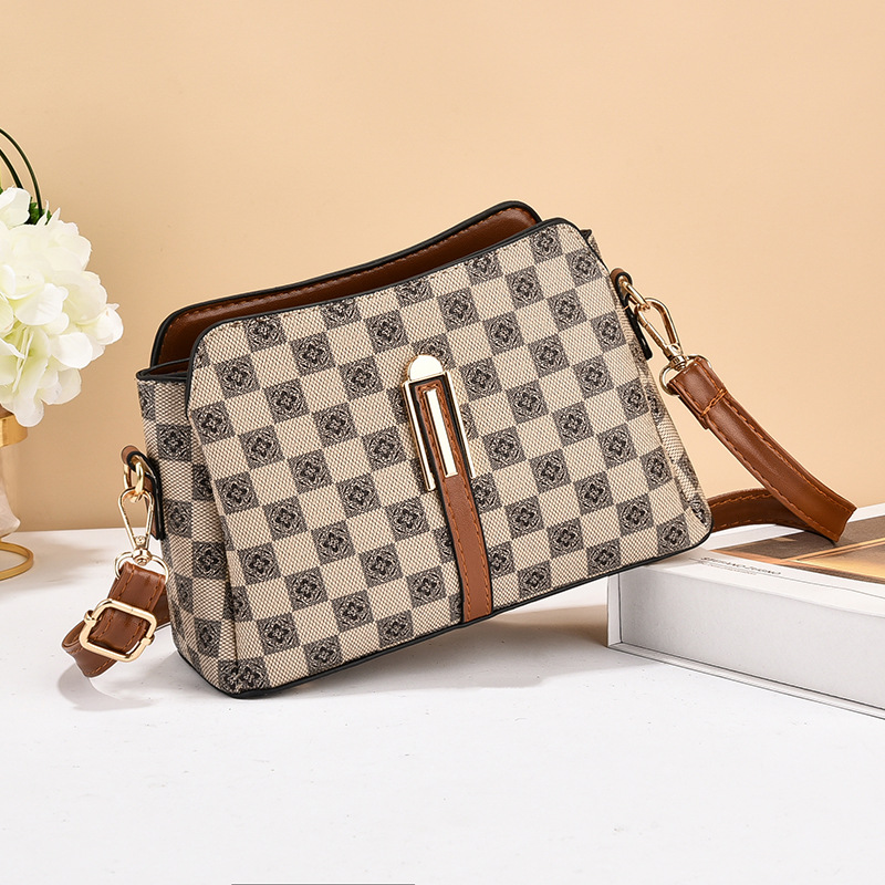 This is a new summer and autumn single-shoulder crossbody bag for women, a fashionable and versatile chain small square crossbody bag This is a new summer and autumn single-shoulder crossbody bag for women, a fashionable and versatile chain small square crossbody bag