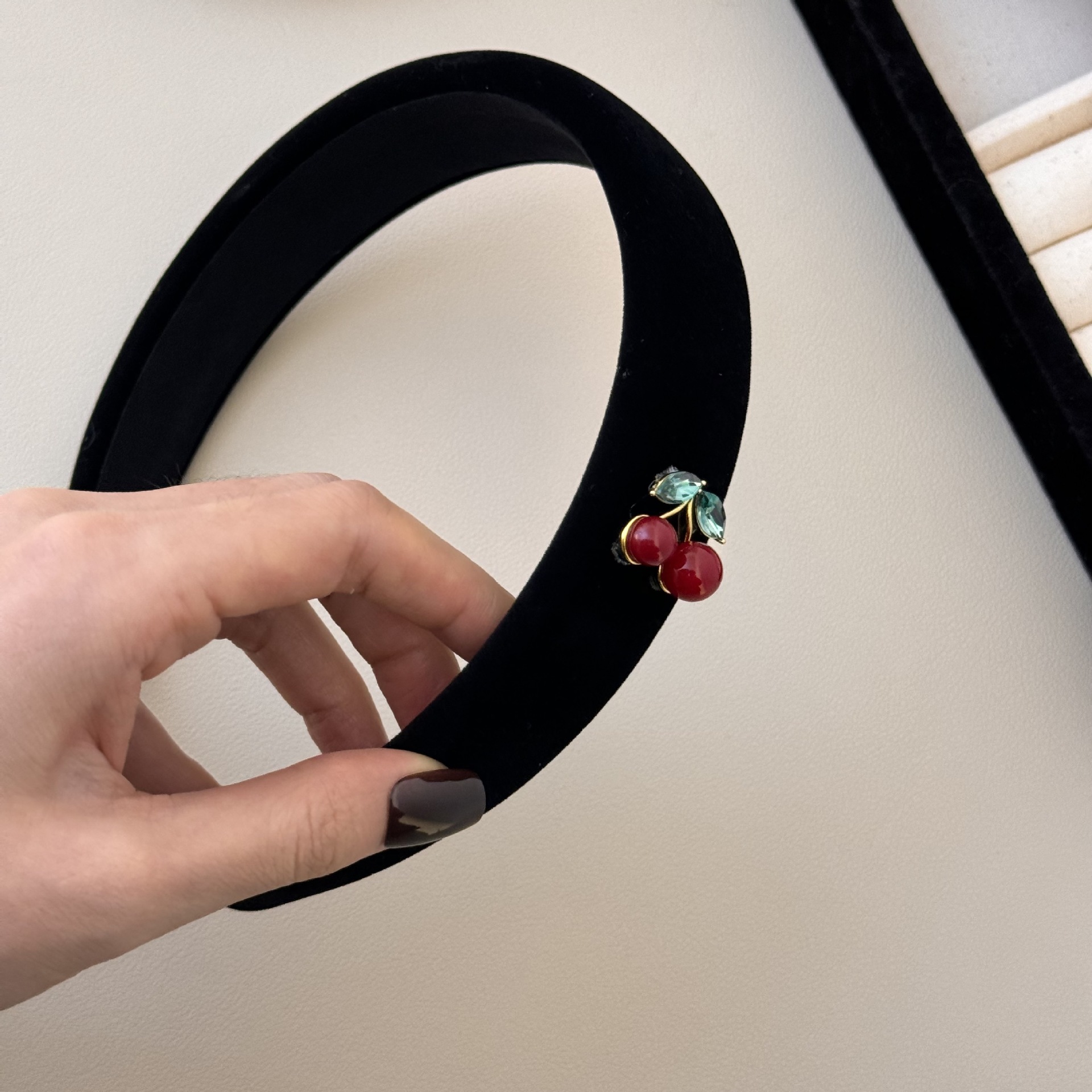 Stylish cherry French red velvet hair band, festive retro, light luxury, high-end, niche design new hair clip and hair accessory undefined