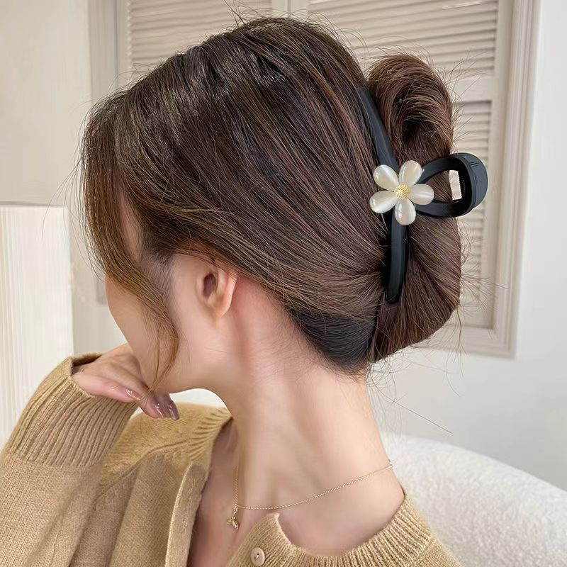Green amber cat's eye stone matte scratch-off women's 2024 new high-end floral hair clip, updo shark clip headwear Application Scenario
