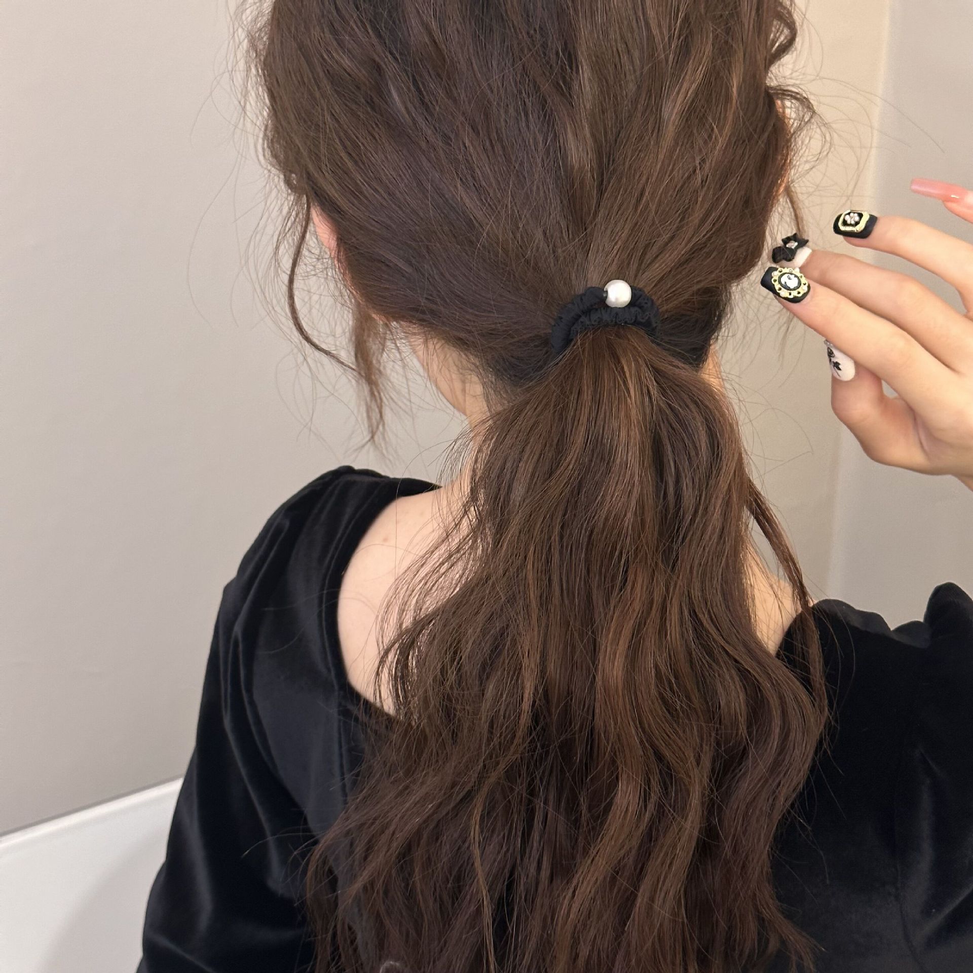The Korean version of the exquisite hair band blogger has the same large and small pearl stud hair band, ponytail and bun hairstyle, and a cute hair band girl details Picture