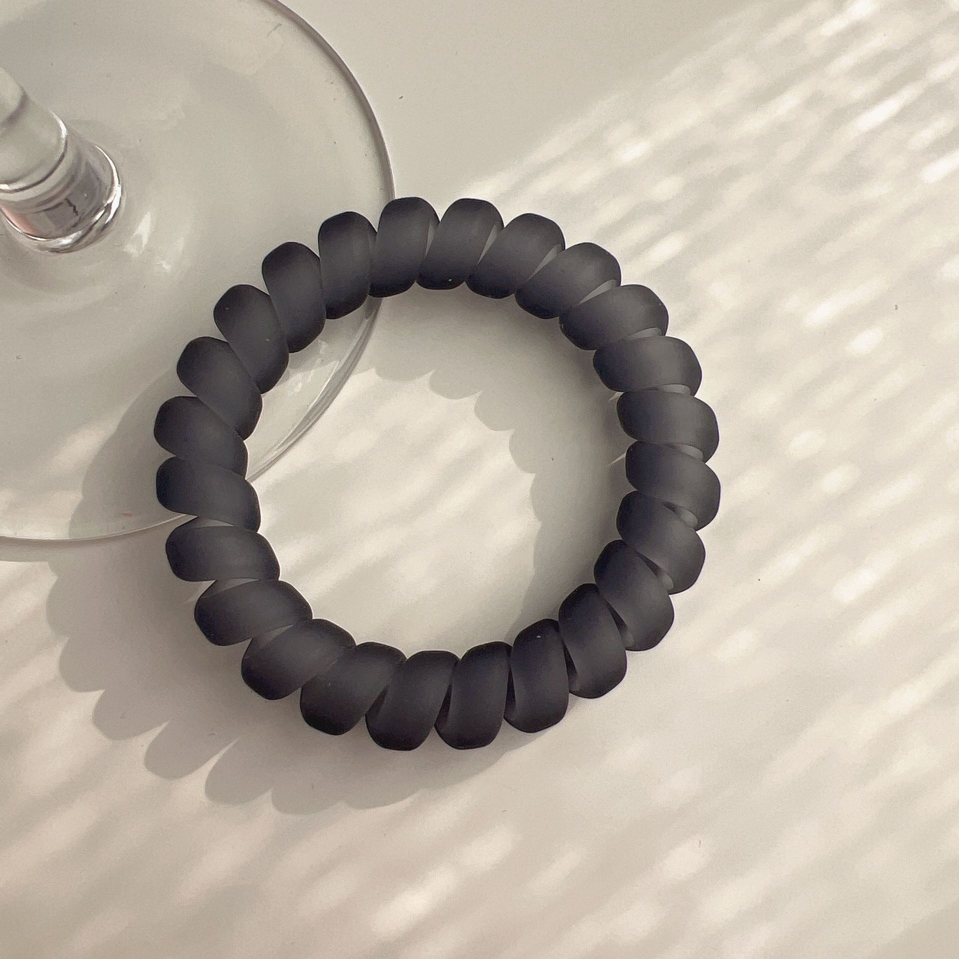 The transparent matte telephone line hair tie is simple, durable and highly elastic. It is a women's hair tie that won't damage the hair. It is a ponytail hair tie undefined