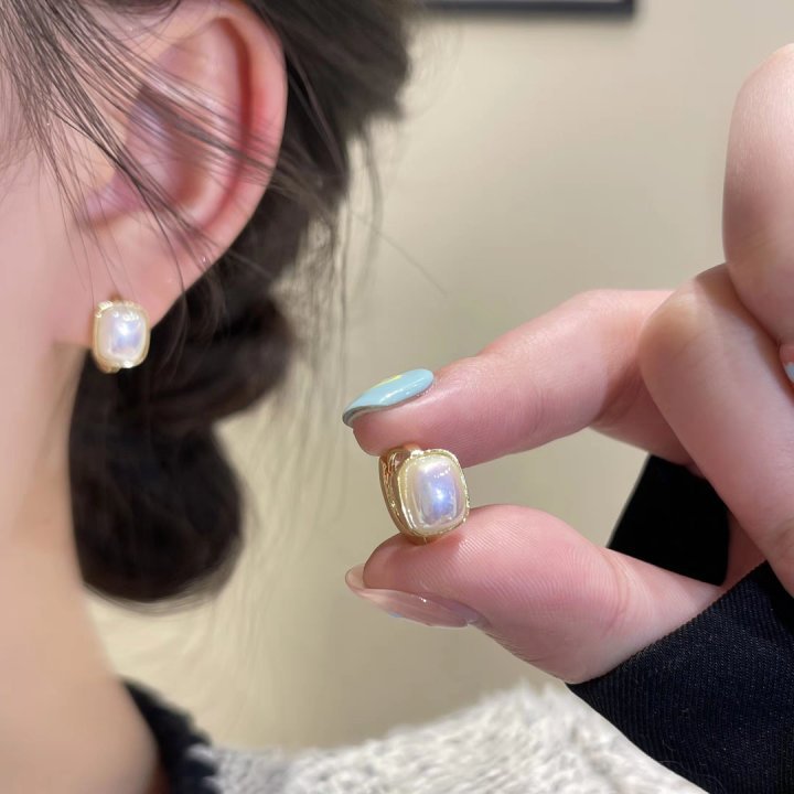 Silver exquisite ear buckles, light luxury and high-end earrings, women's niche design, fashionable, simple and versatile, elegant earrings with silver needles undefined