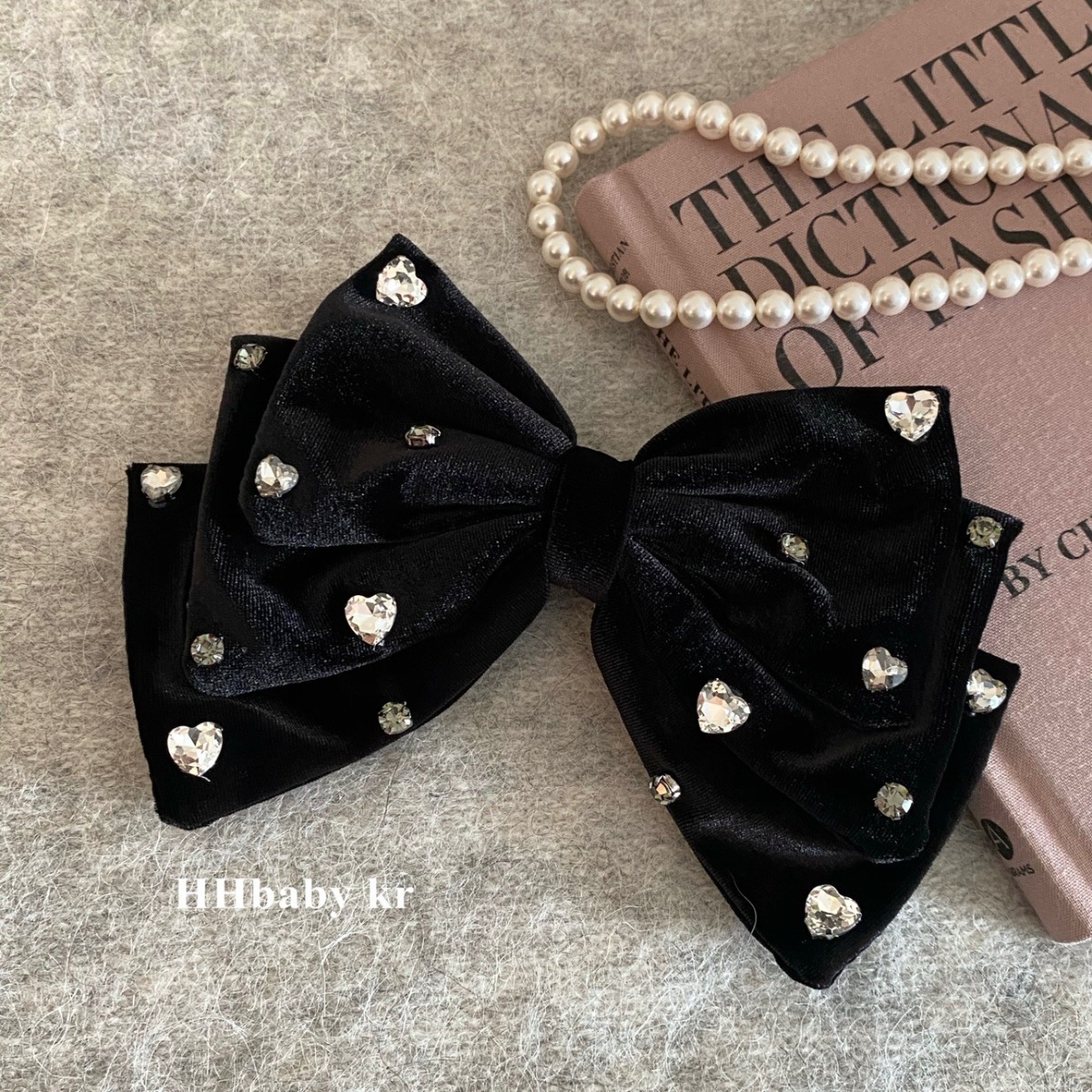 French bow diamond-encrusted hairpins, heart water diamonds, high-end feel, black goose down hairpins, back of the head hairpin headwear for women Application Scenario