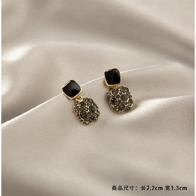 925 Silver needle Pearl Earrings, women's fashion trend stud tassels, high-end earrings, retro and elegant earrings wholesale undefined