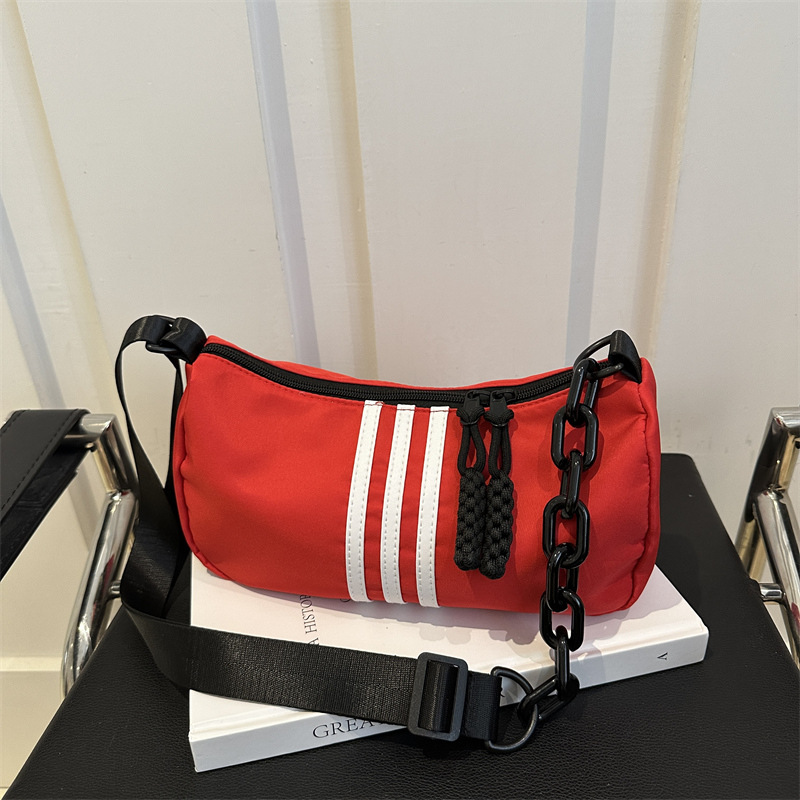 This is a new fashion crossbody bag for the autumn of 2024, featuring a stylish Oxford fabric bag and a casual, simple and lightweight underarm bag