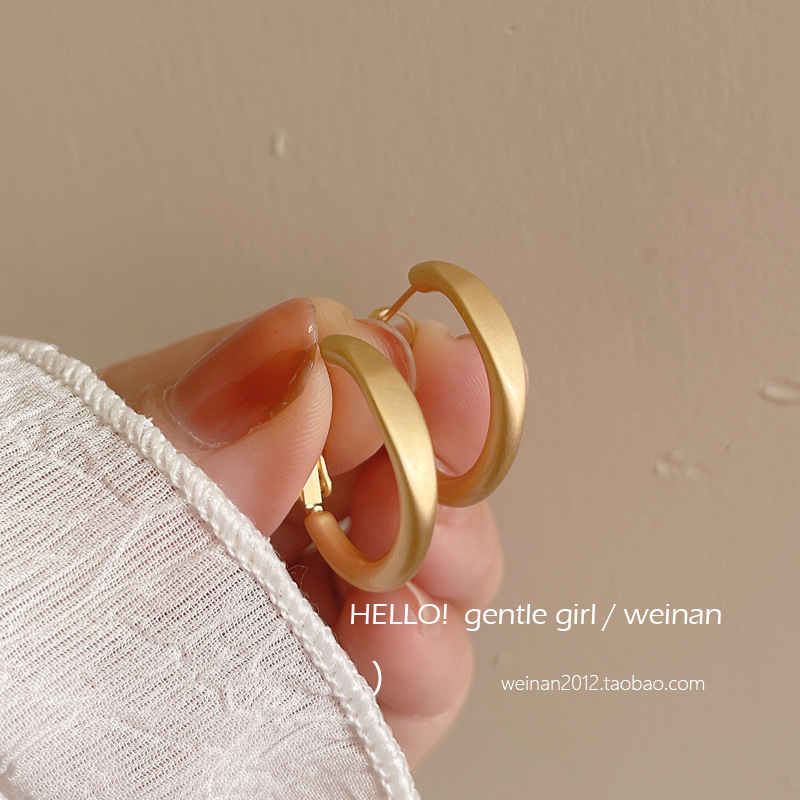925 Silver matte coffee gold pigment ring earrings, a niche design, a 2025 new bestseller, stud earrings for women with a high-end feel undefined