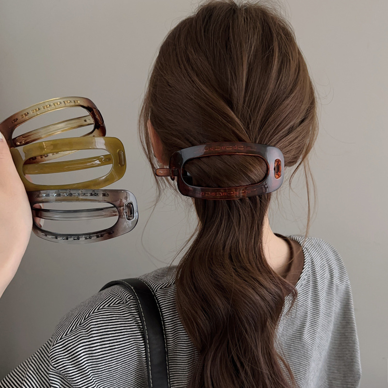 The simple and elegant oval hair clip at the back of the female head exudes a sense of sophistication. The one-piece twist clip is a large bun with a generous amount of hair and a headwear clip Specification image
