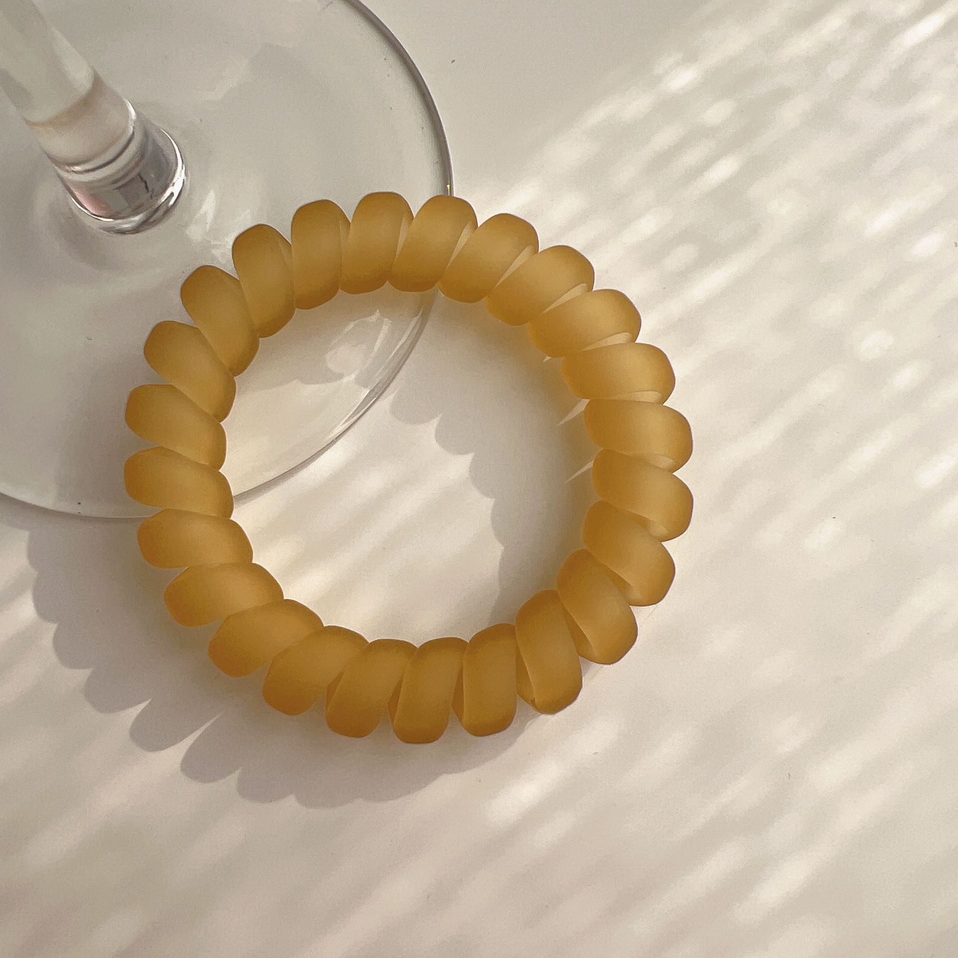 The transparent matte telephone line hair tie is simple, durable and highly elastic. It is a women's hair tie that won't damage the hair. It is a ponytail hair tie undefined