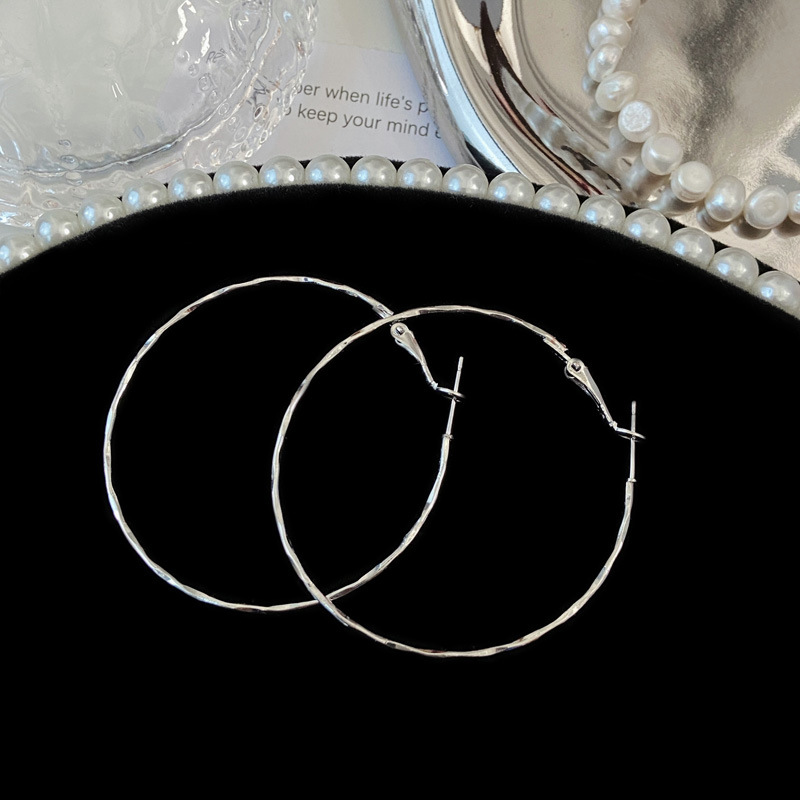 Cold and elegant silver stud earrings with silver needles and plain rings, high-end earring design, and unique, simple and niche style undefined