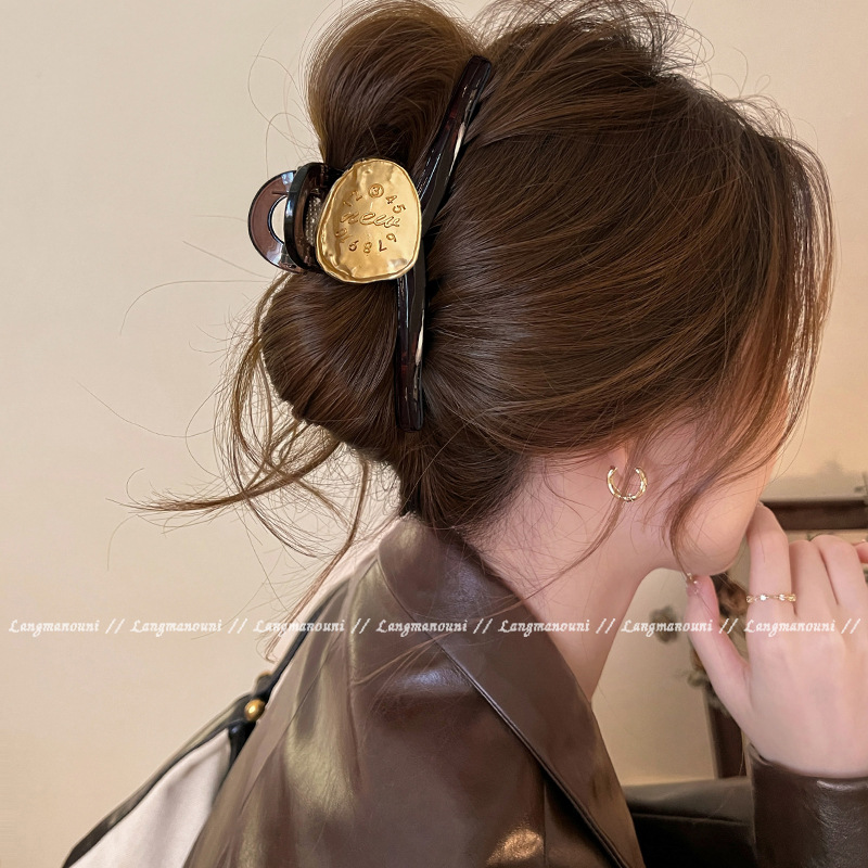 The new autumn and winter collection features a simple and high-end style. It has a sand gold dial with a tea-colored hairpin and a shark clip on the back of the head Specification image