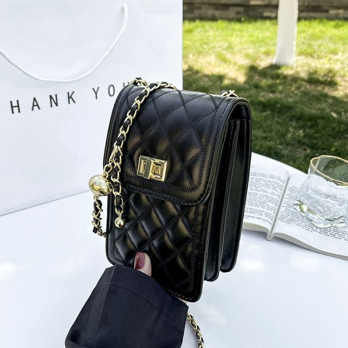 New 2023 women's bag crossbody single-shoulder bag, Korean-style fashionable little Chanel diamond-shaped chain mobile phone bag for export Application Scenario