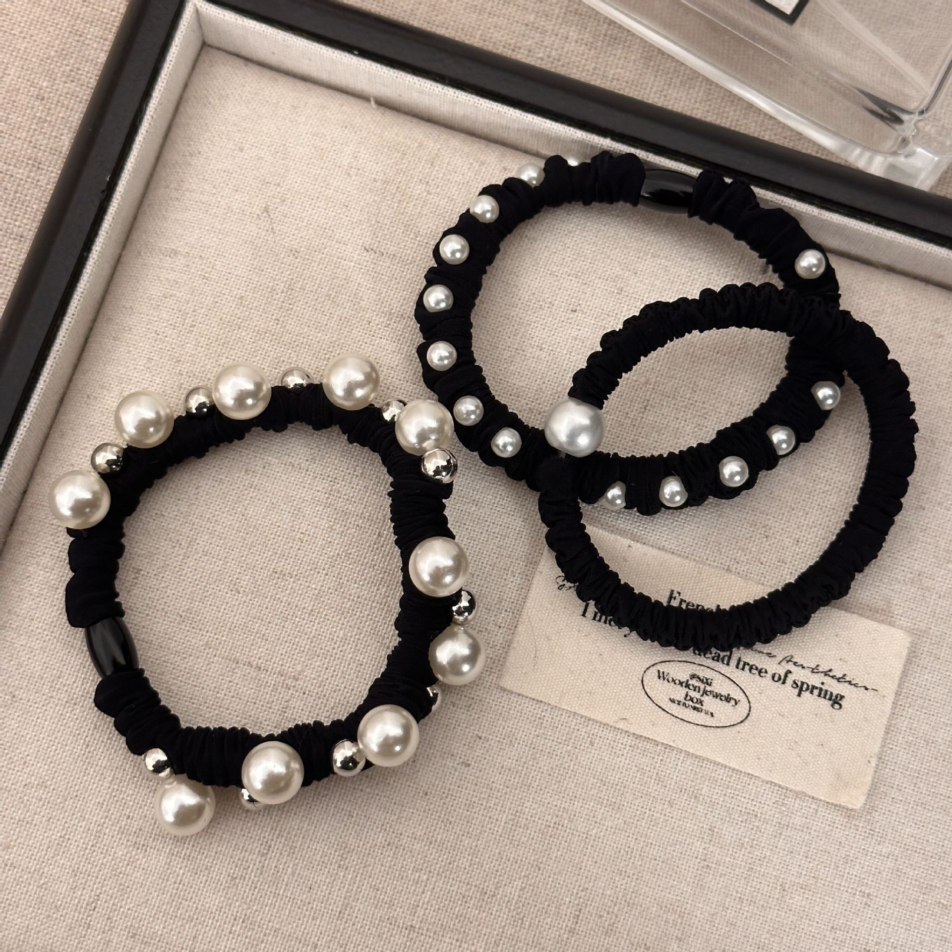 The Korean version of the exquisite hair band blogger has the same large and small pearl stud hair band, ponytail and bun hairstyle, and a cute hair band girl