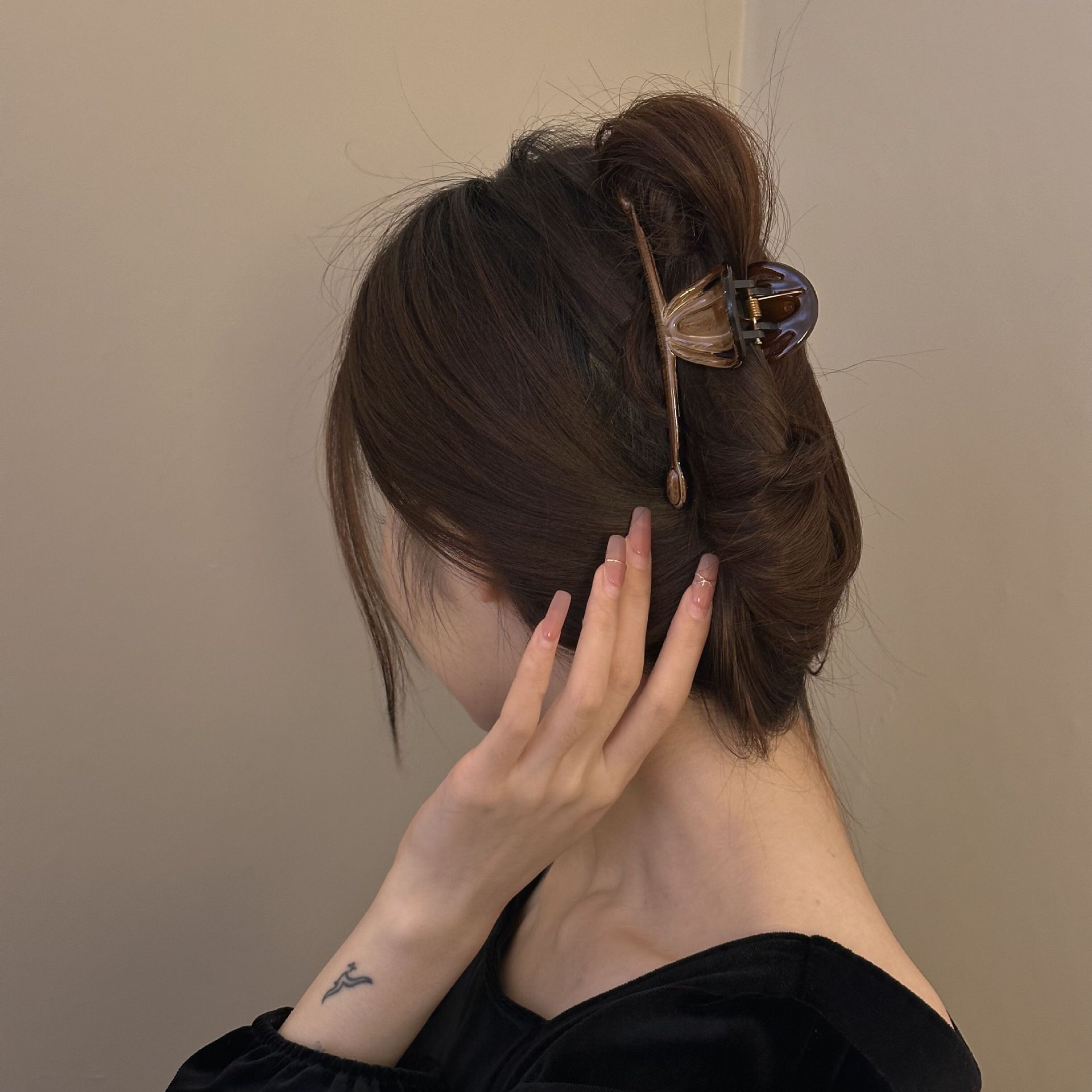 French caramel-colored one-line grab clip, large, simple and retro updo, shark clip, elegant and high-end hair grab headwear for women Specification image