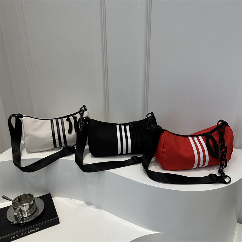 This is a new fashion crossbody bag for the autumn of 2024, featuring a stylish Oxford fabric bag and a casual, simple and lightweight underarm bag Application Scenario