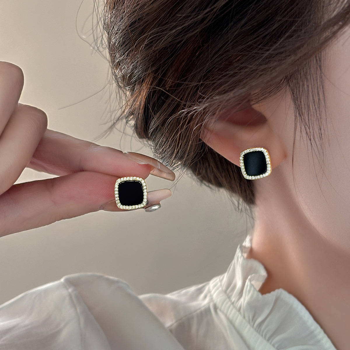 Silver exquisite ear buckles, light luxury and high-end earrings, women's niche design, fashionable, simple and versatile, elegant earrings with silver needles undefined