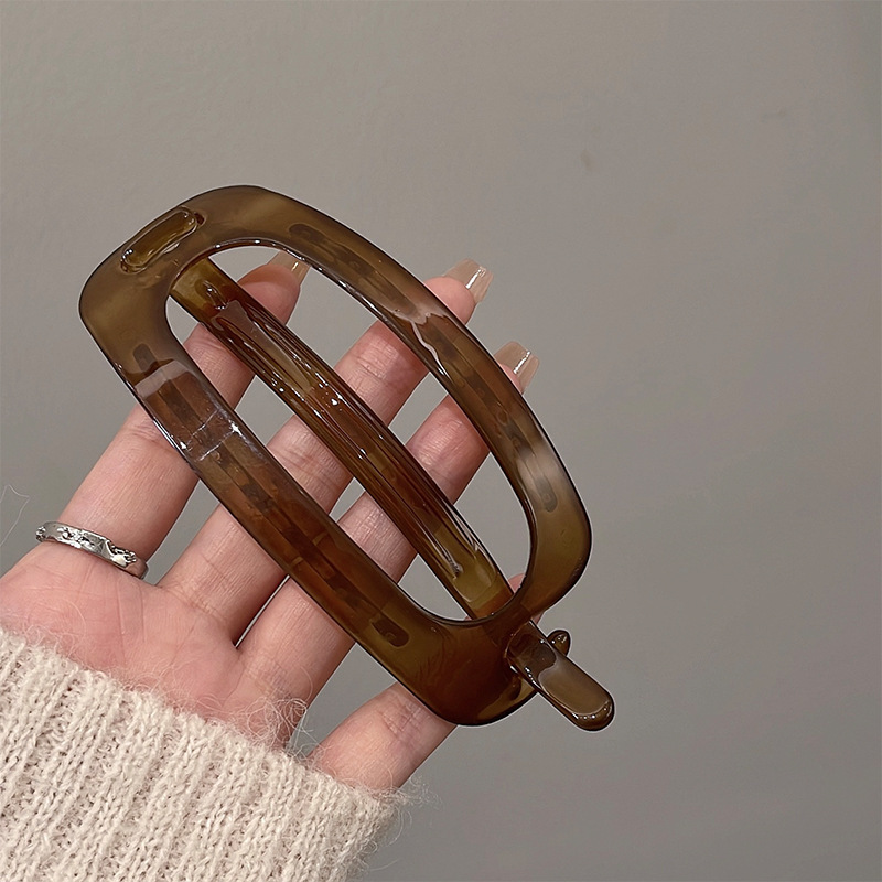 The simple and elegant oval hair clip at the back of the female head exudes a sense of sophistication. The one-piece twist clip is a large bun with a generous amount of hair and a headwear clip undefined