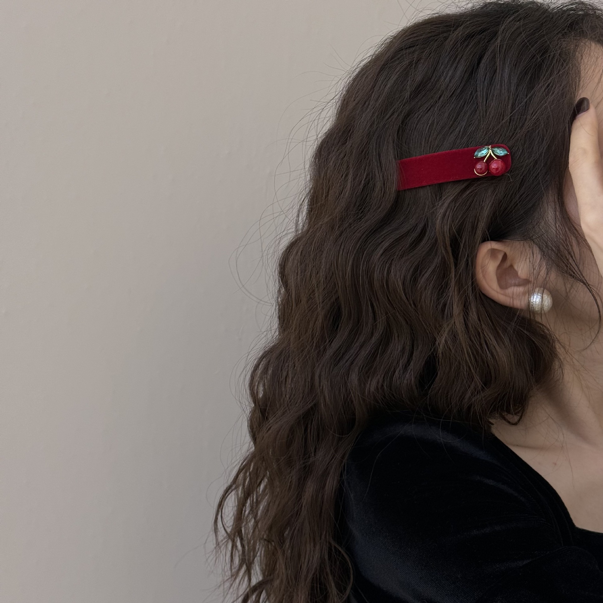 Stylish cherry French red velvet hair band, festive retro, light luxury, high-end, niche design new hair clip and hair accessory Specification image