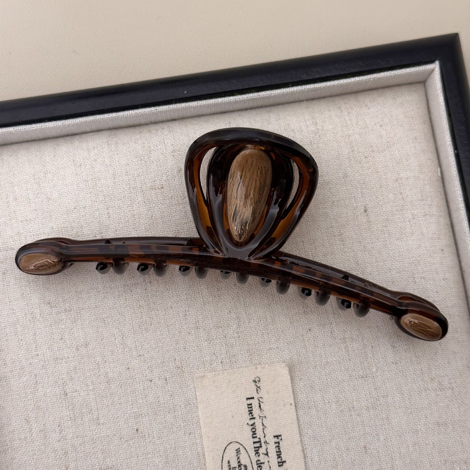 French caramel-colored one-line grab clip, large, simple and retro updo, shark clip, elegant and high-end hair grab headwear for women undefined