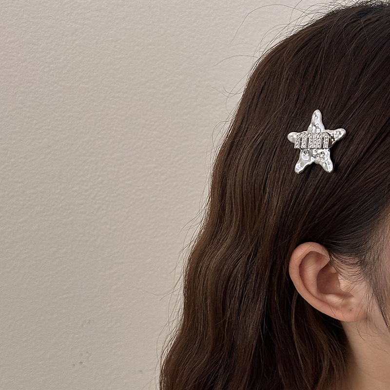 Hui Xian's new Korean-style niche design five-pointed star hair clip, women's metal star bangs clip, side clip Application Scenario