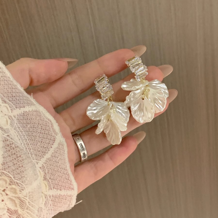 Light luxury and high-end earrings, women's niche design, fashionable petal tassel stud earrings, retro simple and individual ear clips and earrings Specification image