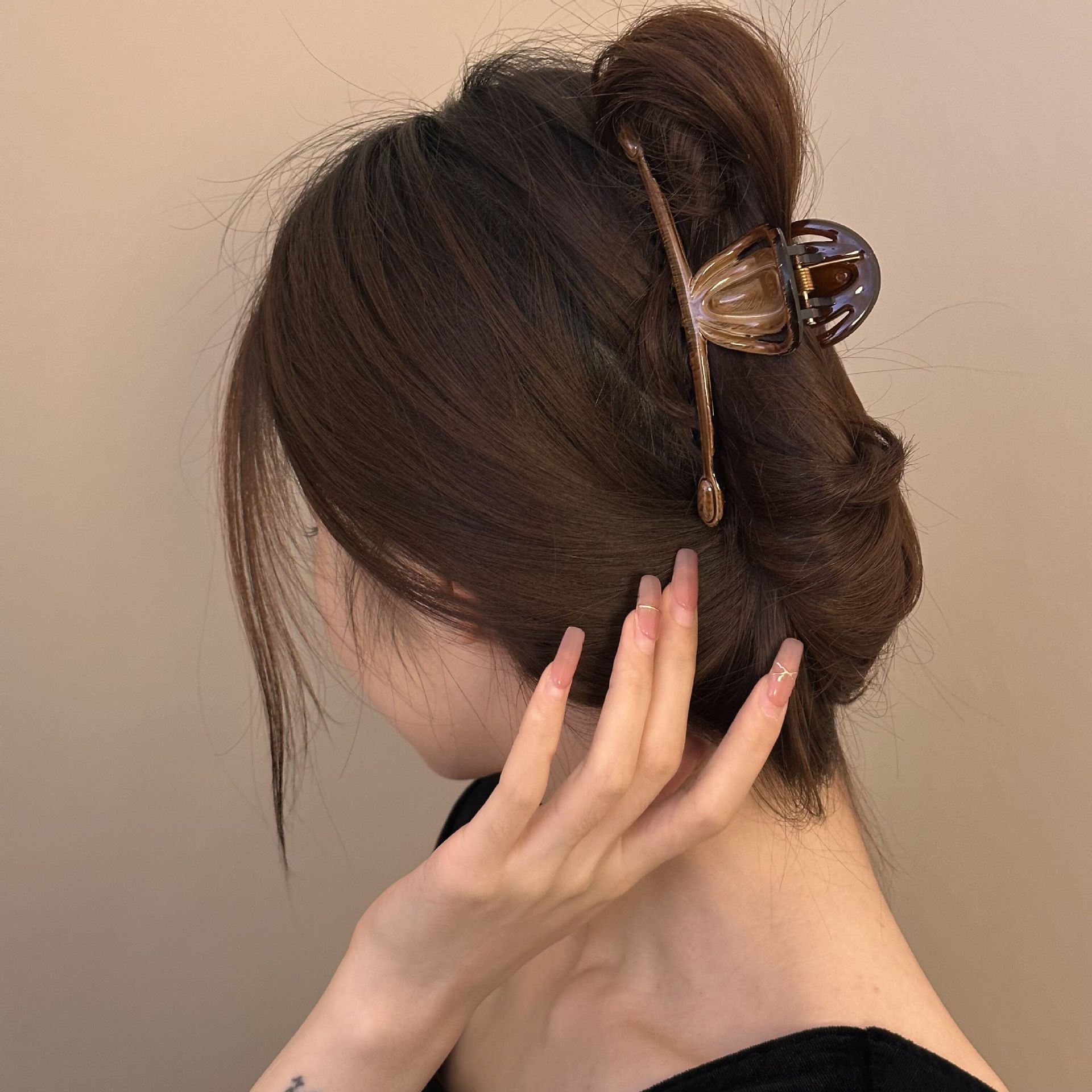 French caramel-colored one-line grab clip, large, simple and retro updo, shark clip, elegant and high-end hair grab headwear for women Application Scenario