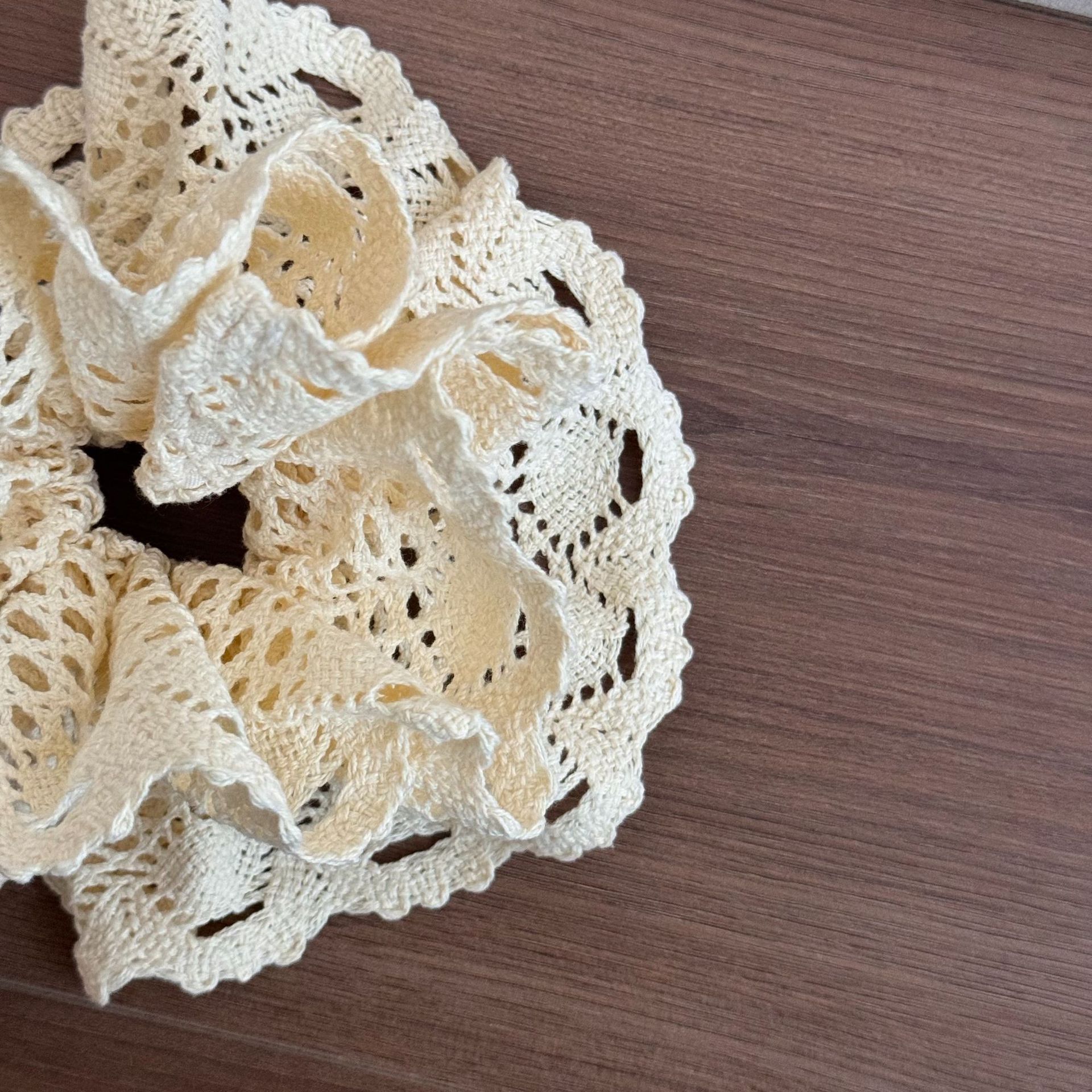 New stylish large-sized hair band for women, multi-layered sweet large intestine hair band, embossed embroidery, hollowed-out lace edge headwear, hair tie Application Scenario