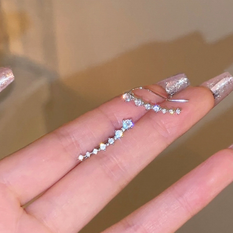 Korean version of the "Seven Stars of the Big Dipper" white stone ear studs, a niche design, high-end earrings, sparkling diamonds, elegant and simple, arc-shaped earrings for women Specification image