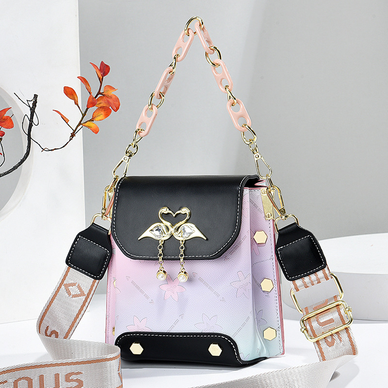 Korean style simple small square bag, fashionable and versatile single-shoulder crossbody bag, trendy manufacturer, mini mobile phone bag, new summer bag for women Application Scenario