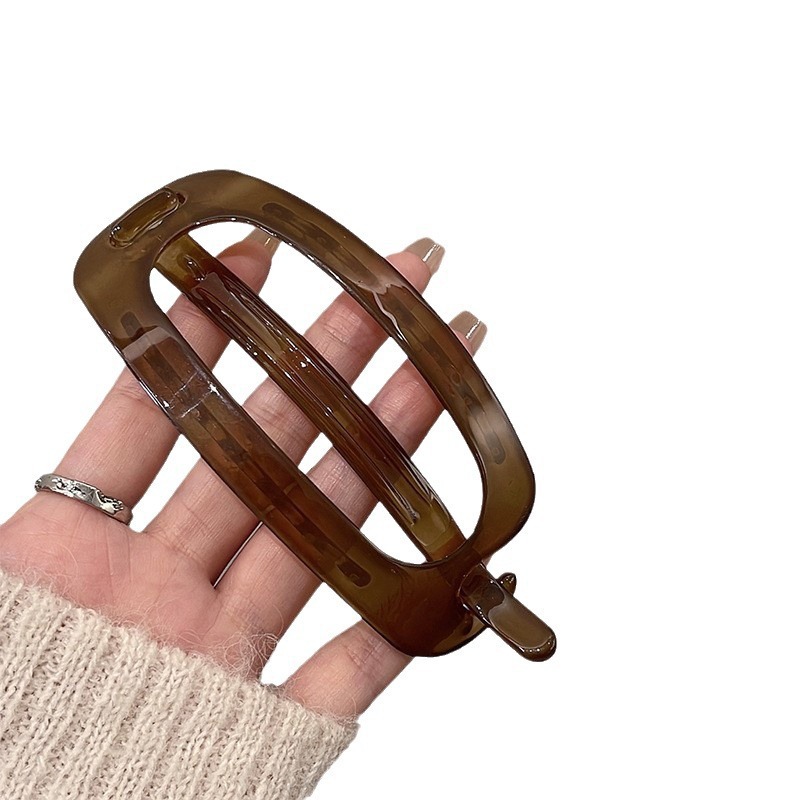 The simple and elegant oval hair clip at the back of the female head exudes a sense of sophistication. The one-piece twist clip is a large bun with a generous amount of hair and a headwear clip Item Picture
