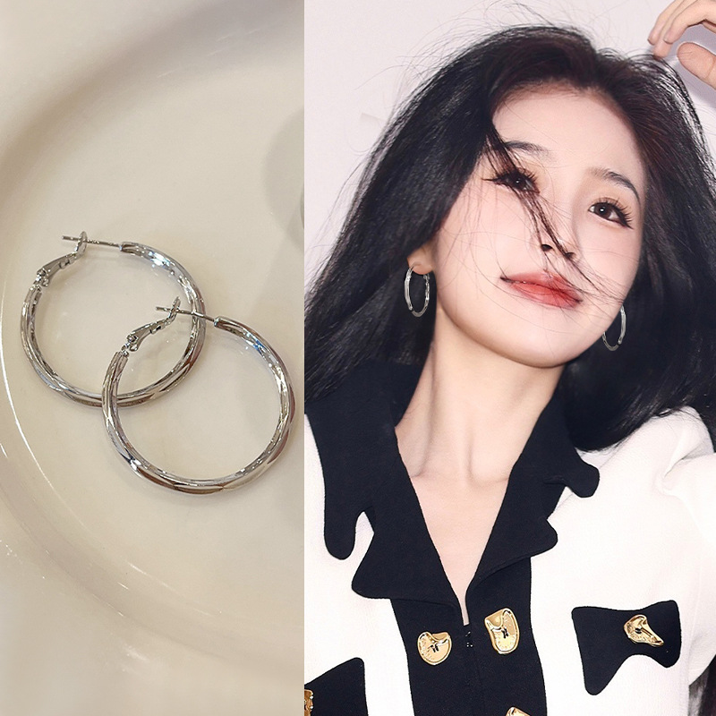 Cold style plain ring earrings for women, 2024 new best-selling, niche and high-end style ear stud earrings, round and square face slimming earrings full image