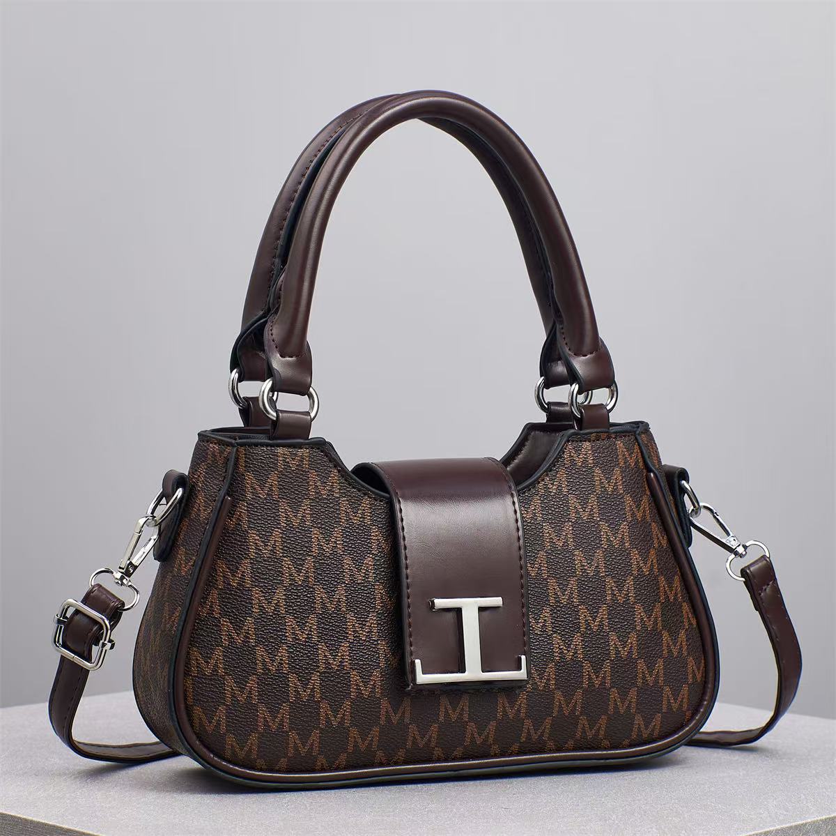 Spring and summer new versatile single-shoulder crossbody bag, Korean-style elegant middle-aged women's bag, mom's bag, simple and trendy handbag, large bag Application Scenario