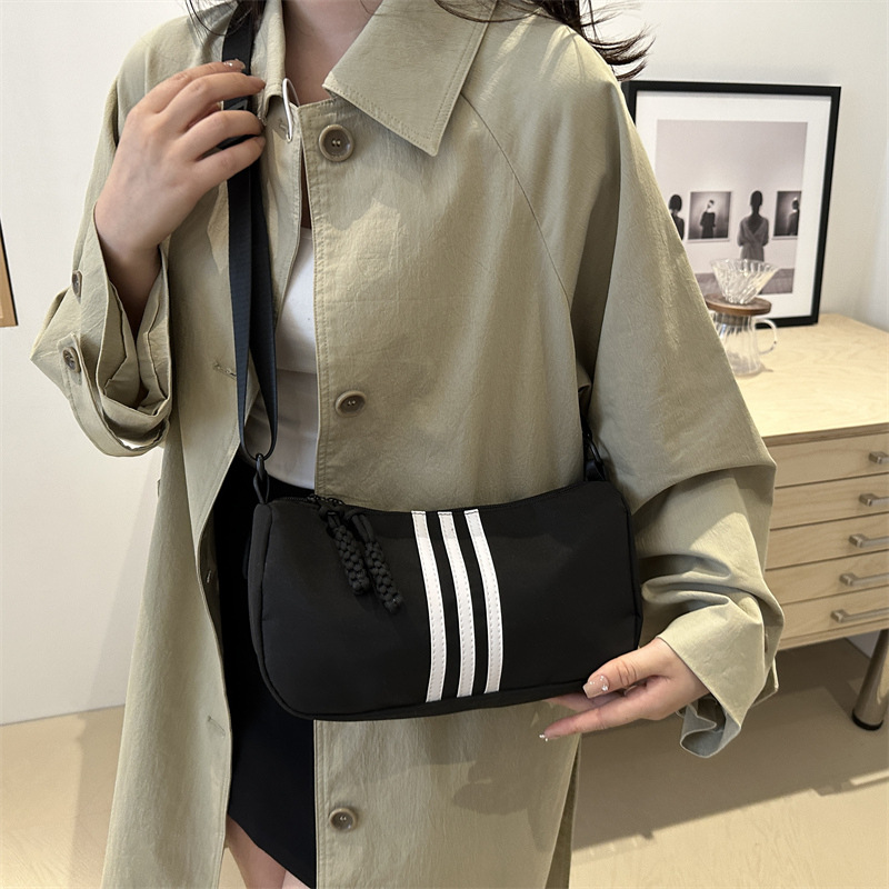 This is a new fashion crossbody bag for the autumn of 2024, featuring a stylish Oxford fabric bag and a casual, simple and lightweight underarm bag Specification image