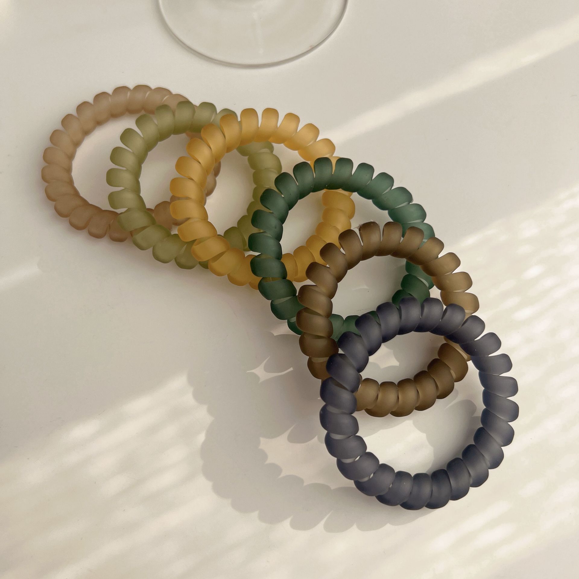 The transparent matte telephone line hair tie is simple, durable and highly elastic. It is a women's hair tie that won't damage the hair. It is a ponytail hair tie Application Scenario