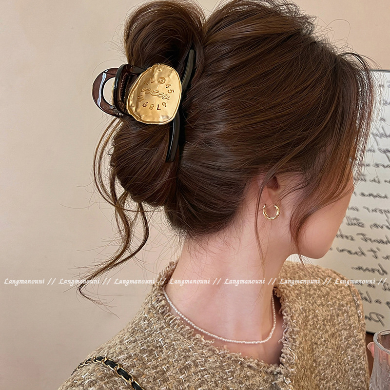 The new autumn and winter collection features a simple and high-end style. It has a sand gold dial with a tea-colored hairpin and a shark clip on the back of the head Application Scenario