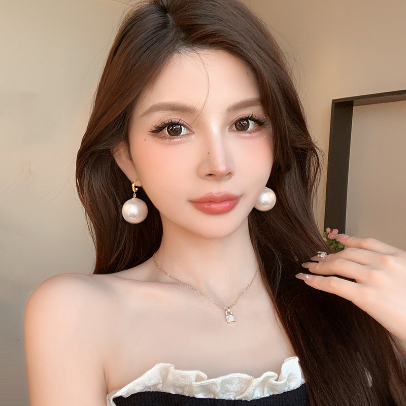 Elegant white pearl earrings, a niche design for women, elegant ear hooks, fashionable and high-end, large pearl earrings and earrings details Picture