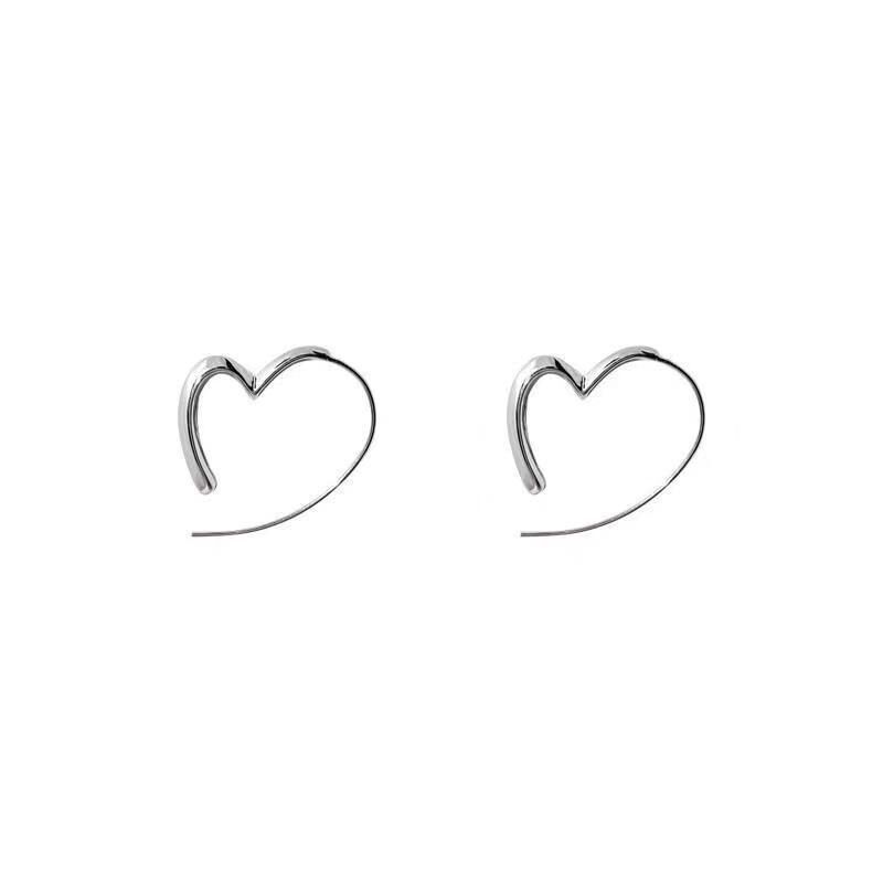 Cold and simple style, heart-shaped earrings, new 2024 style, high-end and niche design, versatile stud earrings for women Item Picture