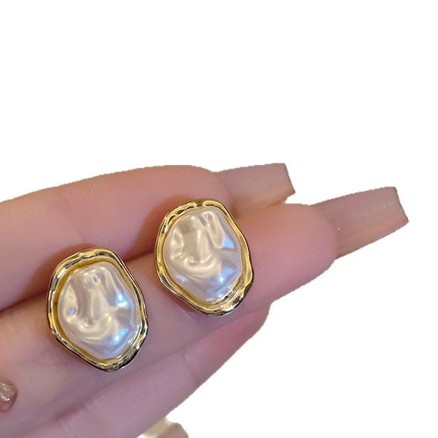 The irregular-shaped Baroque pearl earrings exude a sense of light luxury and high-end sophistication. The unique design of the stud earrings is fashionable, elegant and versatile Item Picture