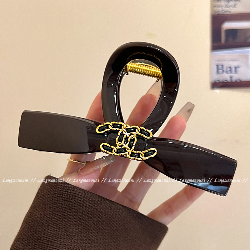 Elegant and light luxury letter grabber 2025 new large size with a high-end feel, shark clip hairpin clip on the back of the head, for women Application Scenario