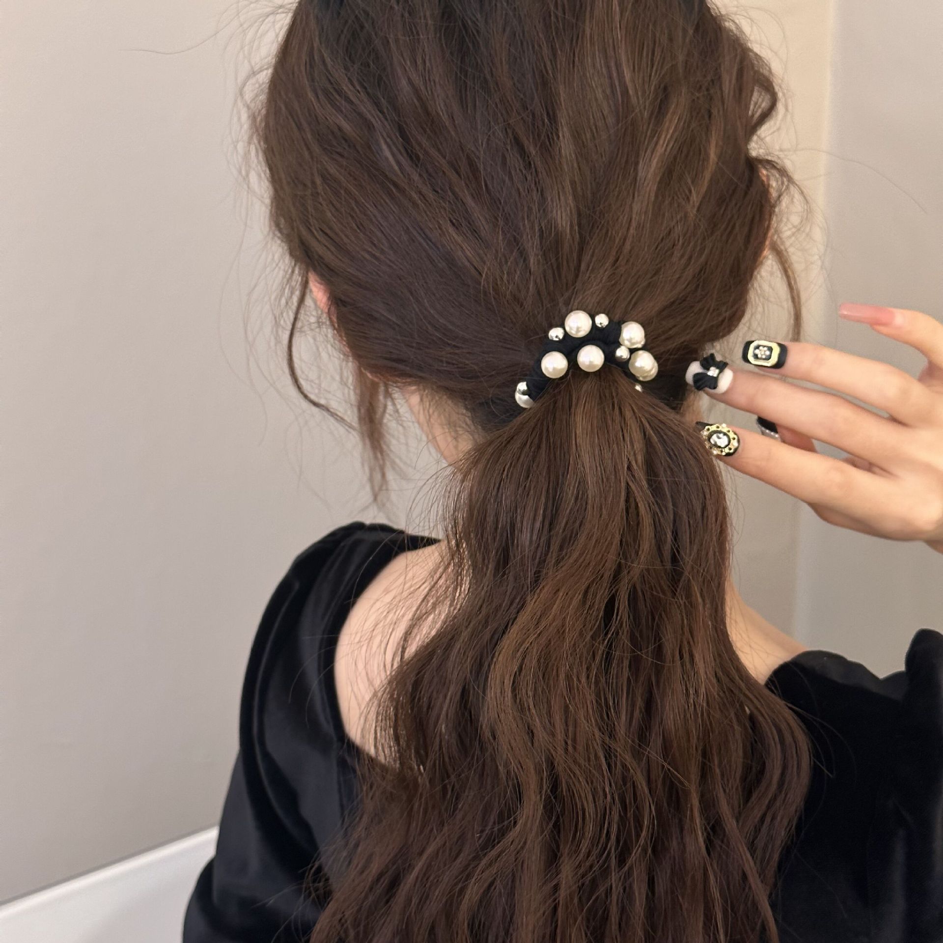 The Korean version of the exquisite hair band blogger has the same large and small pearl stud hair band, ponytail and bun hairstyle, and a cute hair band girl Specification image