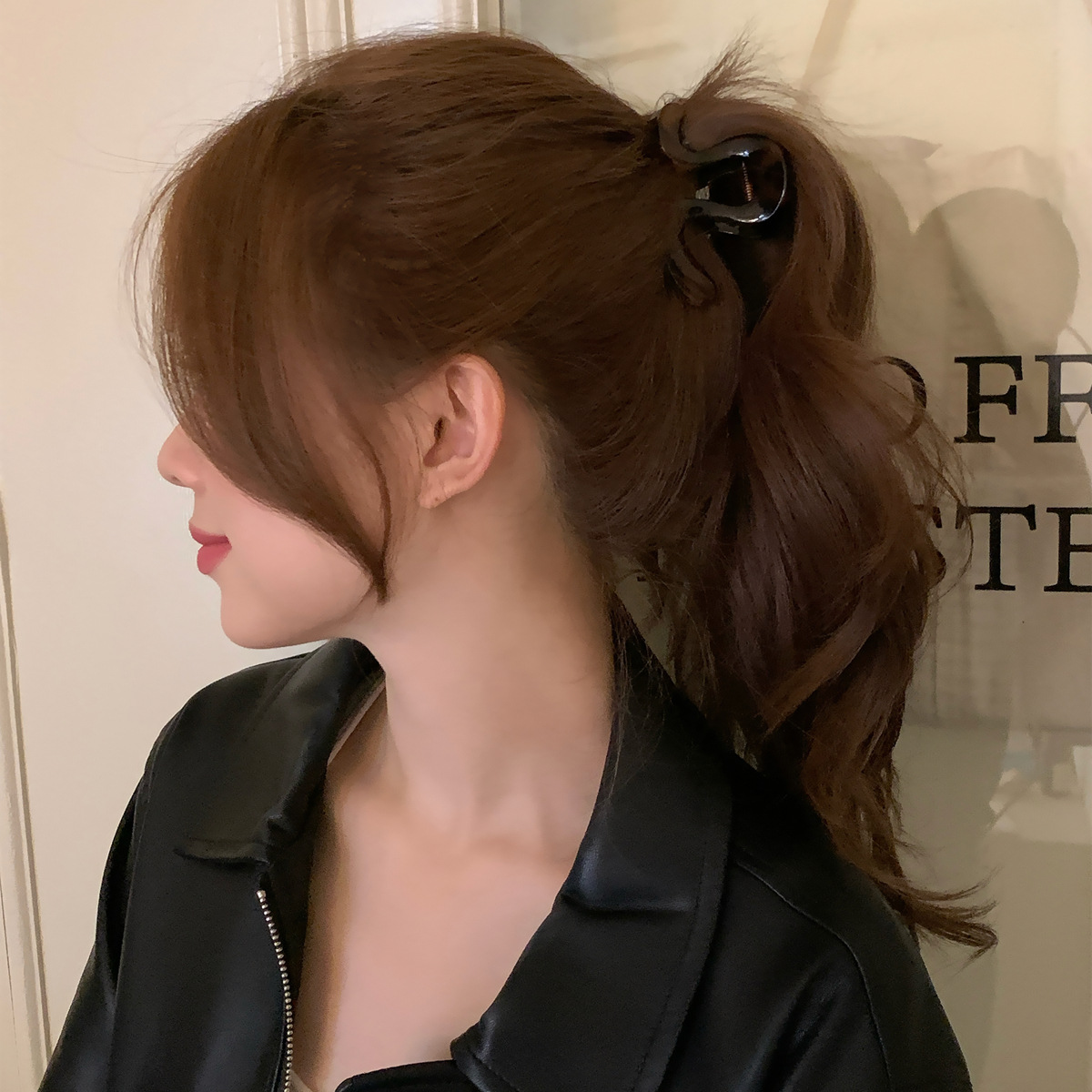 A few words coffee-colored irregular grab clip for women, fixed high ponytail tortoiseshell spotted hairpin, loose and minimalist style shark clip full image