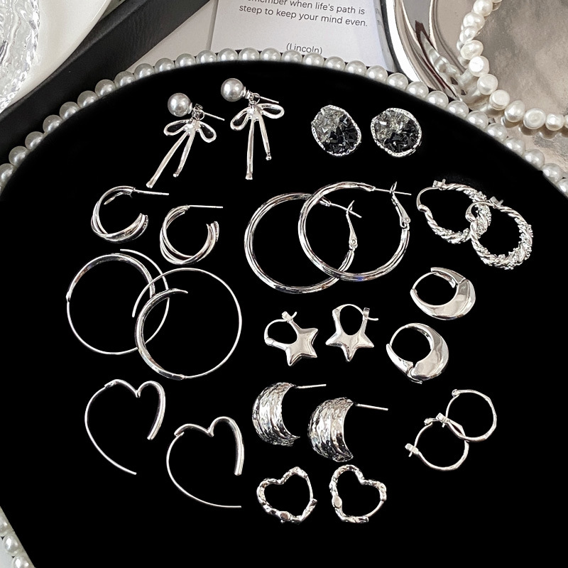 Cold and elegant silver stud earrings with silver needles and plain rings, high-end earring design, and unique, simple and niche style