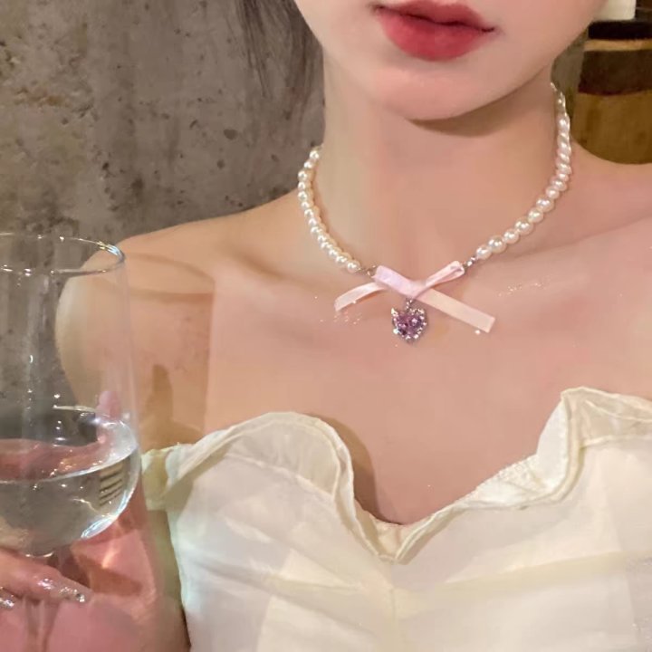 French retro camellia pearl necklace, a niche design for women, a high-end collarbone chain, fashionable and elegant, versatile necklace Application Scenario