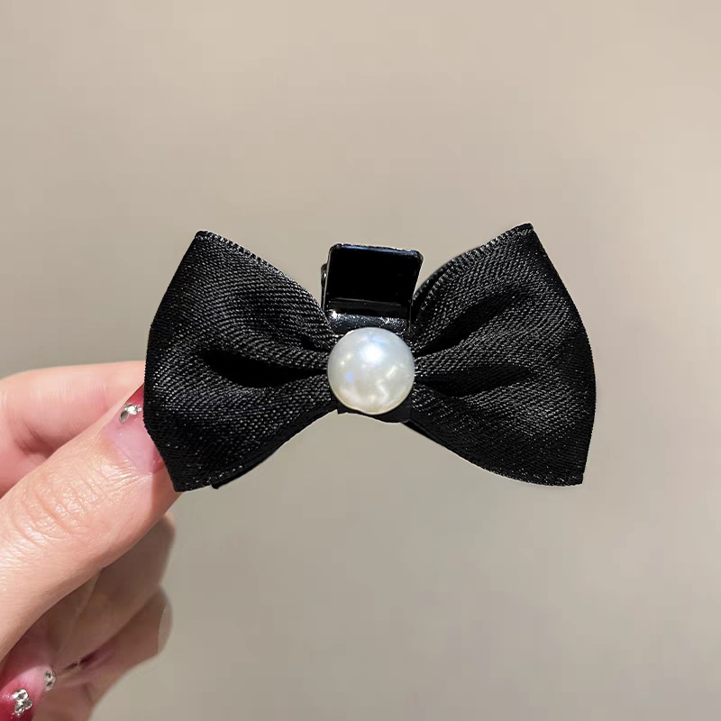 Black bow pearl small claw clips for women's side forehead fringe clips, sweet and elegant princess hair clips Application Scenario